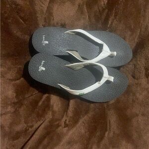 Sanuk Black and White Sandals Casual Comfort